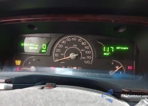 2005 Lincoln Town Car Signature Limited из США, поврежденный, VIN 1LNHM82W55Y606549